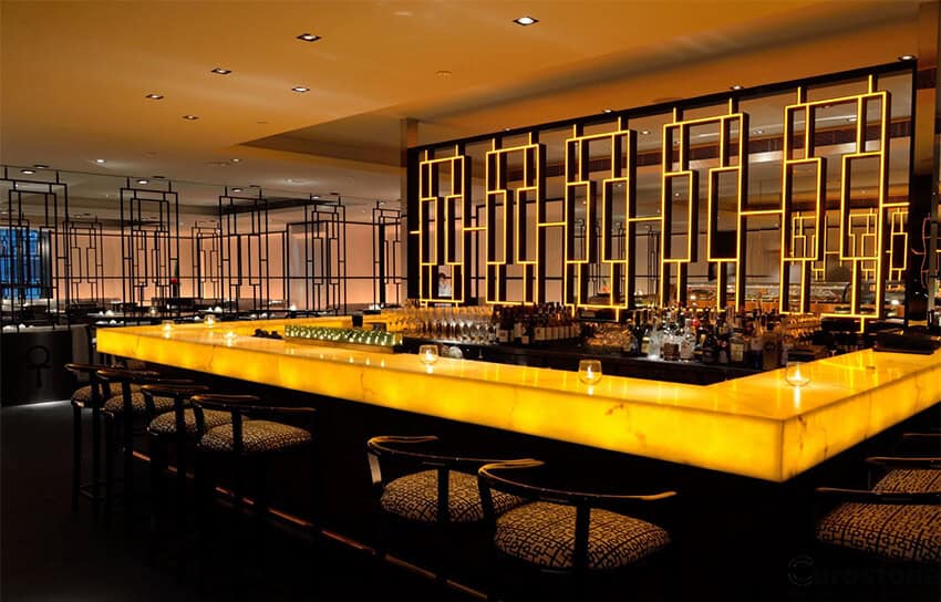 Ứng dụng của đá xuyên sáng tại quầy bar nổi bật, cao cấp và sang trọng (Ảnh: Sưu tầm)