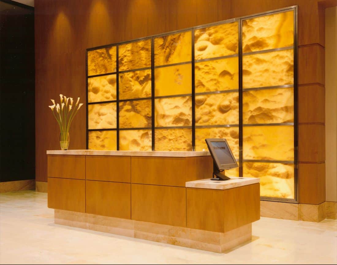 Khu vực tiền sảnh thiết kế đá xuyên sáng thể hiện vị thế và đẳng cấp khác biệt của doanh nghiệp (Ảnh: Sưu tầm) 