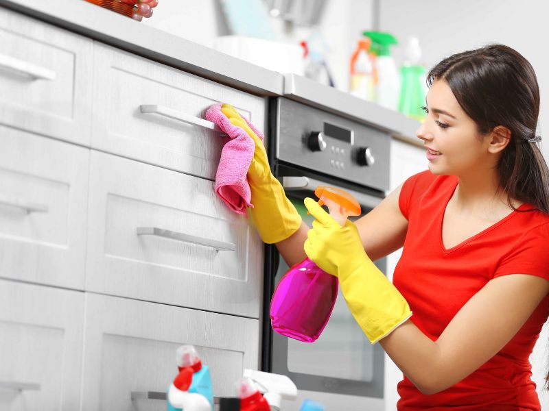 Cách xử lý tủ bếp bị mốc bằng dung dịch chuyên dụng 