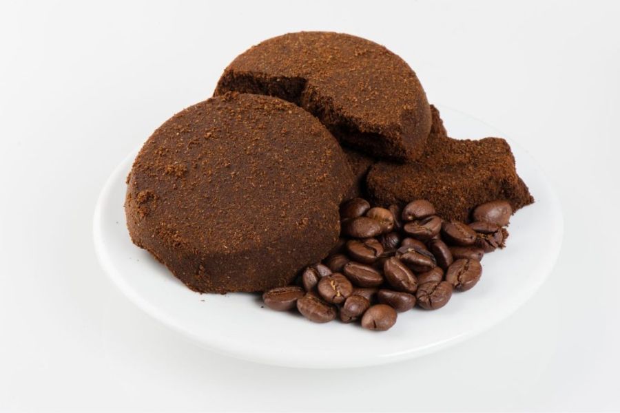 Sử dụng bã cà phê giúp xử lý tủ bếp bị mốc 