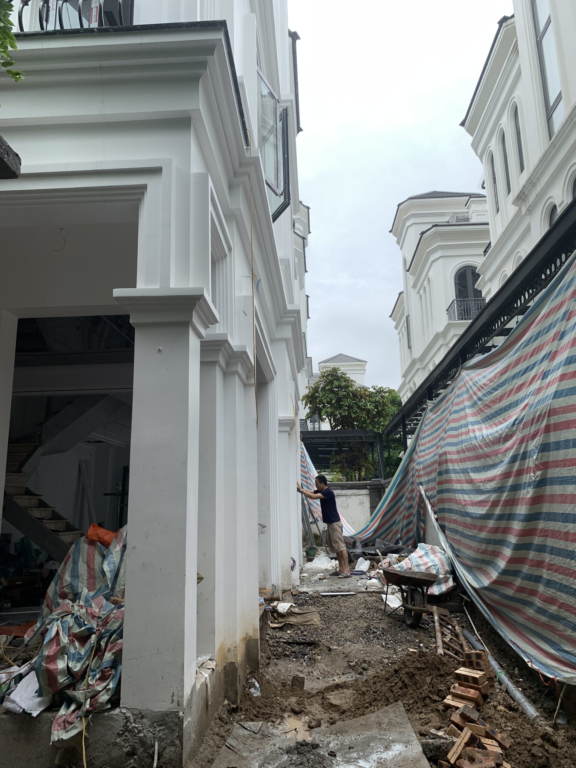 Thi công phần thô nội thất là giai đoạn cải tạo không gian, làm trần, sàn cho căn nhà trước khi hoàn thiện nội thất 