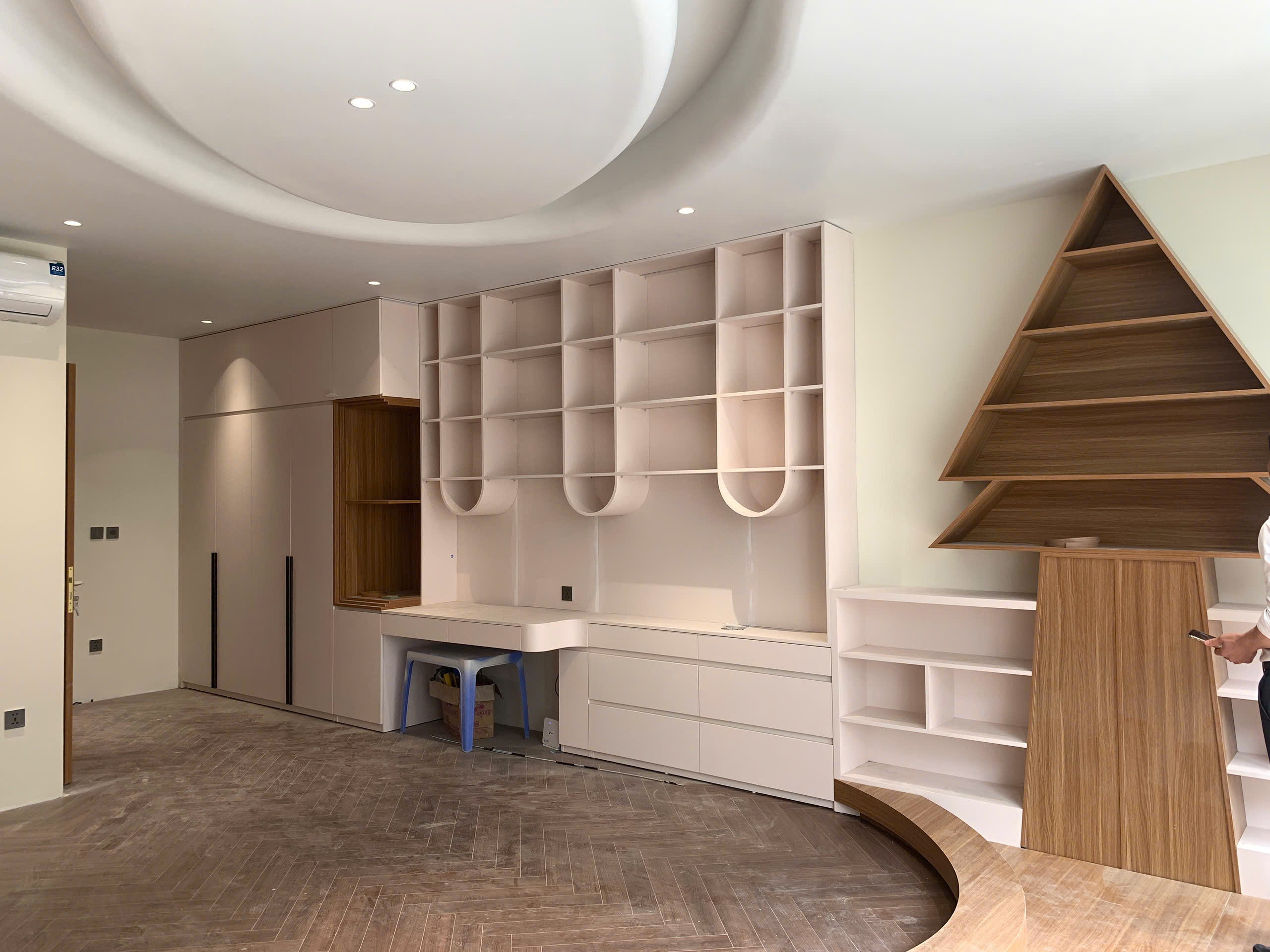 Life Design sở hữu xưởng sản xuất gỗ tại Đông Anh, giúp cho quá trình thực hiện thi công nội thất trọn gói cho các dự án được diễn ra đồng nhất, nhanh chóng và chuẩn xác 